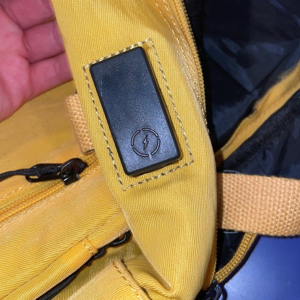 Yellow backpack - Picture 3 of 4